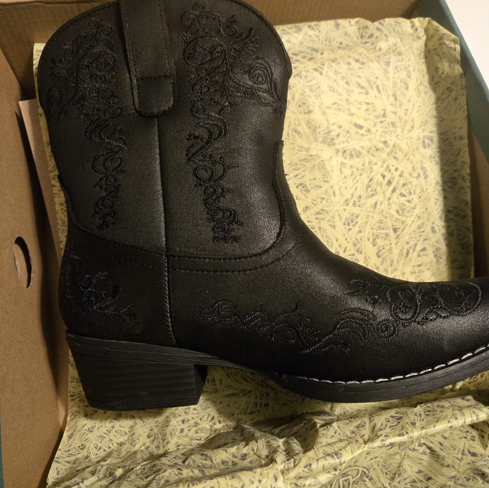 Boots - Picture 3 of 5